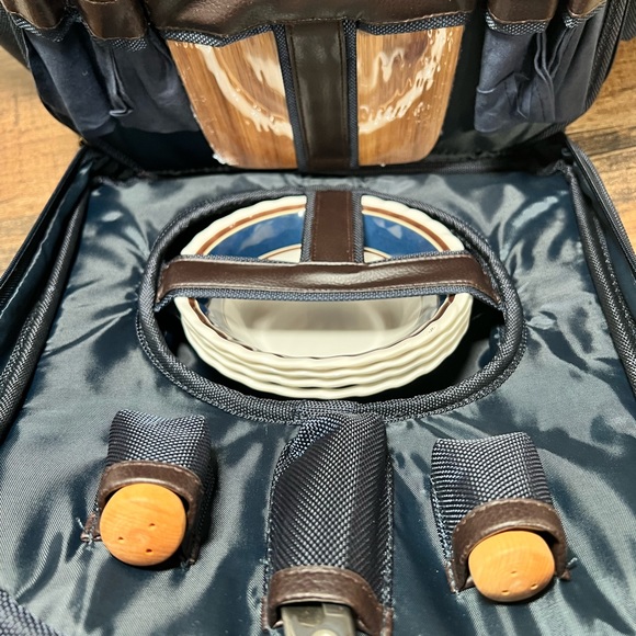 Pendleton, NEW PICNIC BACKPACK FULLY LOADED - Picture 4 of 14